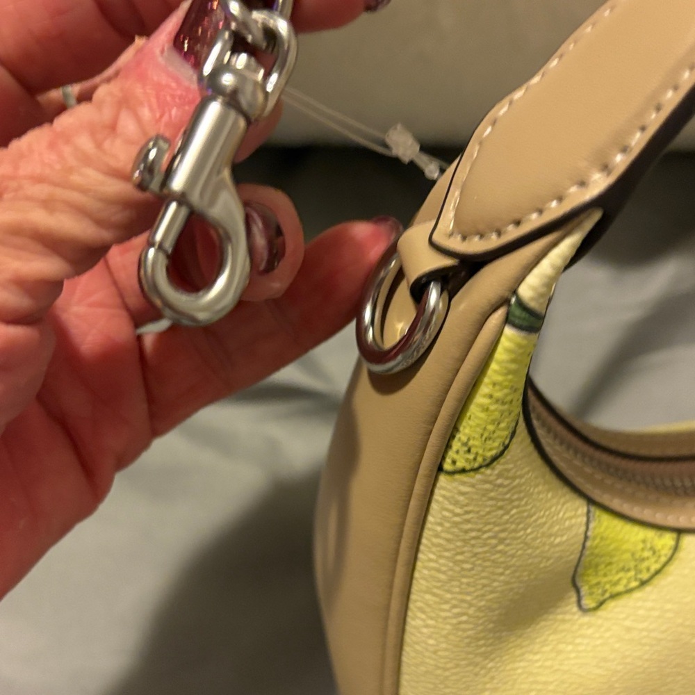 Nwt Coach Lemon 🍋 Print Handle/Crossbody w/Silver & Card Holder. PRICE IS FIRM ! - Picture 3 of 11
